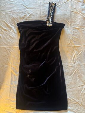 One-Shoulder Black Velvet Cocktail Dress with Embellished Strap